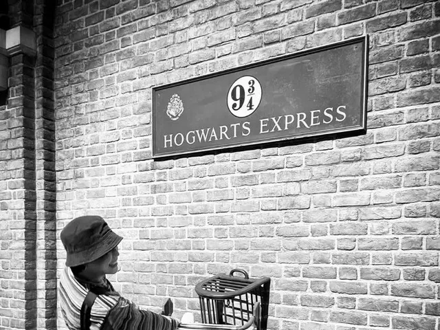 「BTS（防弾少年団）」ジミン、WBスタジオでハリーポッターの世界を満喫…いたずらっこのような魅力発散