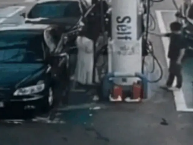 【映像】セルフスタンドであわや大事故…女性のうっかりミスで男性被害