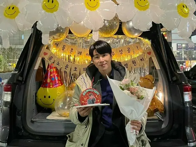 「東方神起」ユンホ、「私たちの人生レース」のクランクアップ時の写真を公開…“もう最終回”