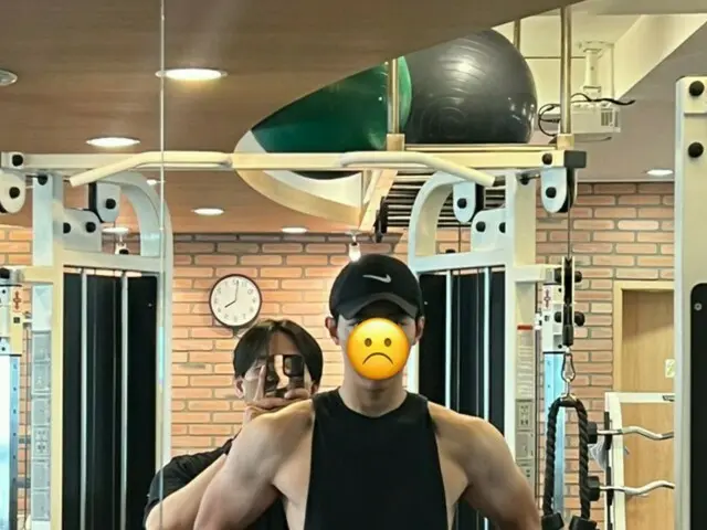「CNBLUE」イ・ジョンシン、ジムでトレーニング中…太くてマッチョな腕に俳優チュウォンが“美しい筋肉だ”