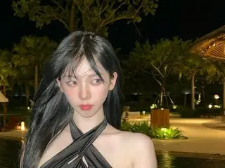 「aespa（エスパ）」カリナ、美しい背中…ベトナムで見せた圧倒的なビキニ姿