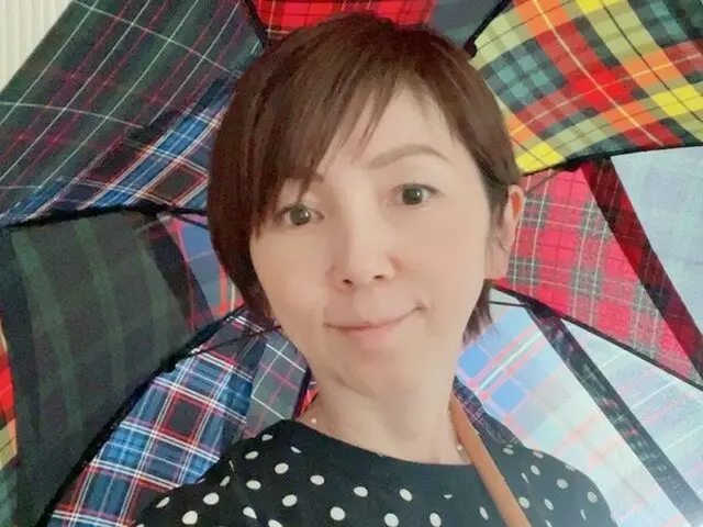 渡辺満里奈、ドット柄トップス×チェック柄傘の”柄オン柄”な姿にお茶目なツッコミ！