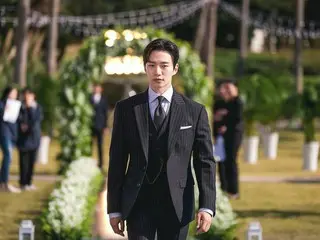 ジュノ（2PM）、財閥御曹司の気品あるスーツ姿…ドラマ「キング・ザ・ランド」のビハインドカットを公開