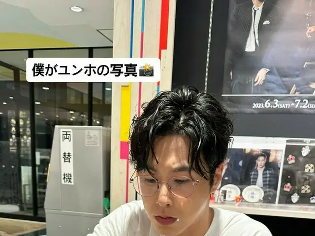 「東方神起」チャンミンも自身が撮ったユンホの写真を公開…クリームが口についたユンホがかわいい