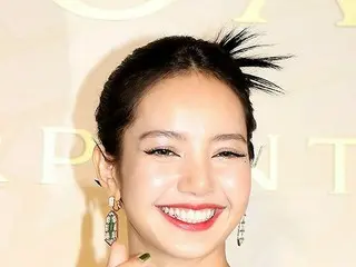 【フォト】「BLACKPINK」リサ、ブルガリ セルペンティの75周年イベントに参加…かわいい笑顔にキュン
