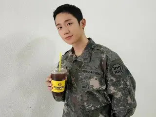 俳優チョン・ヘイン、アイスアメリカーノを片手に「D.P.」の軍服ビジュアル…「FTISLAND」ホンギが“ハイボールだろ...”とコメント