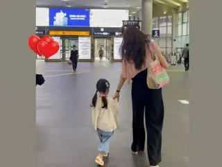 女優チェ・ジウ、娘と母親の三代で外出～…娘のかわいい後ろ姿にほっこり