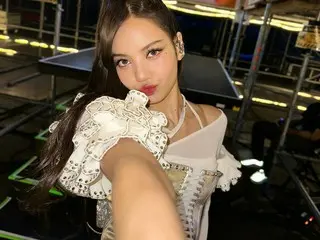 「BLACKPINK」リサ、バックステージでも輝く美貌…ラスベガス公演のビハインド公開