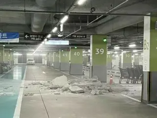 天井材が崩れ落ちた駐車場