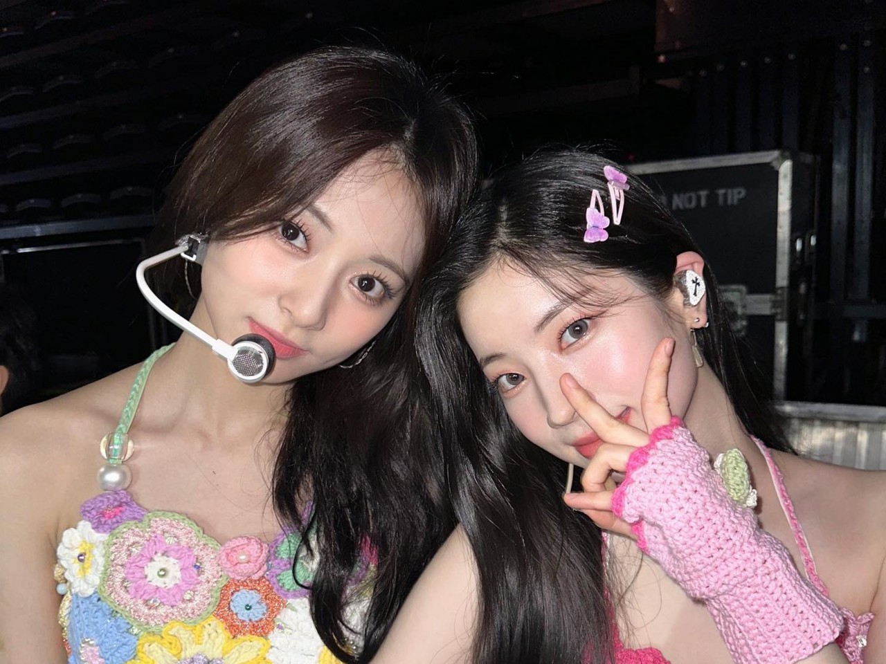 TWICE」ツウィ、バックステージでダヒョンとツーショット…ステージの外