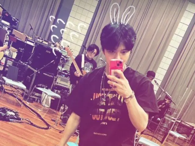 ジェジュン、ウサギの耳のイラストで愉快な姿…素足にスリッパで素朴な魅力