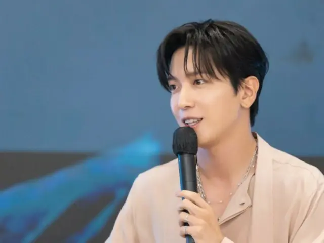 「CNBLUE」ジョン・ヨンファ、優しい眼差しでファンとの楽しいひと時…ファンサイン会ビハインドカット公開