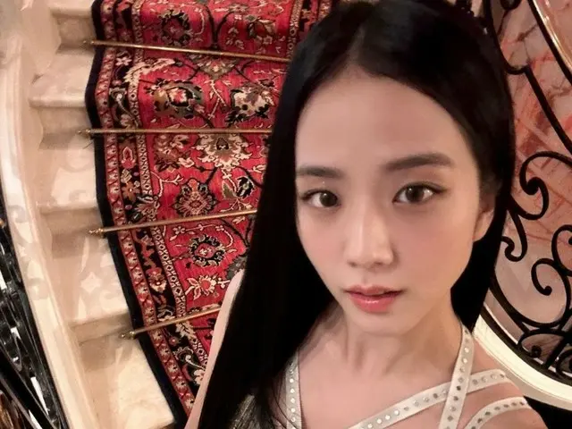 「BLACKPINK」ジス、ディオールショーに出席…優雅なゴールドドレスで蠱惑美発散