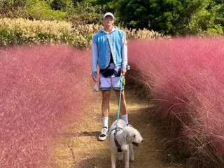 「2PM」Jun. K、愛犬デンバーと秋の美しい散歩道でヒーリングを届ける