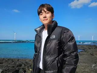 俳優チ・チャンウク、済州島サムダルリももう寒い？…美しい済州島の海をバックにダウンジャケットファッション