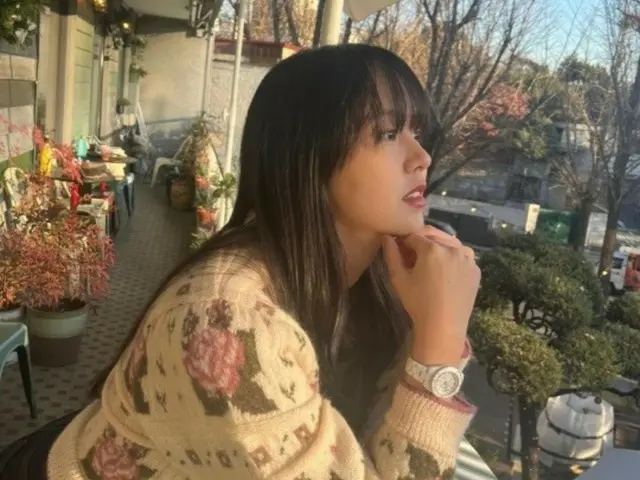 女優キム・ソヒョン、横顔も芸術的…成熟美あふれるファッション