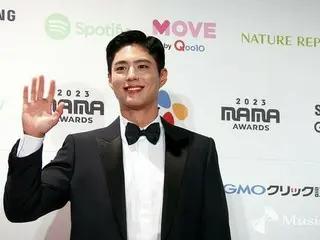 パク・ボゴム、紳士の装いでレッドカーペット「お会いできて嬉しい」