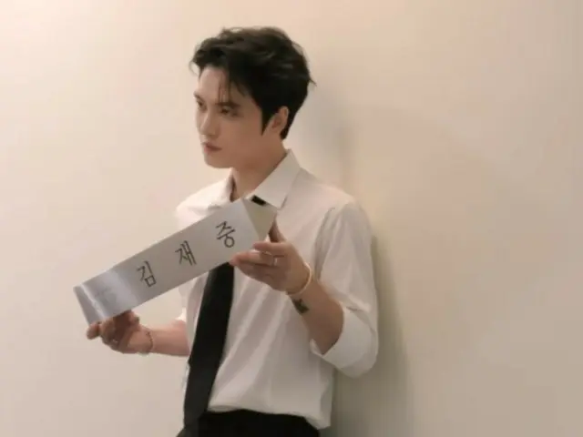 キム・ジェジュン、キュートでかっこいい魅力アピール…シーズンズグリーテングのメイキング公開（動画あり）