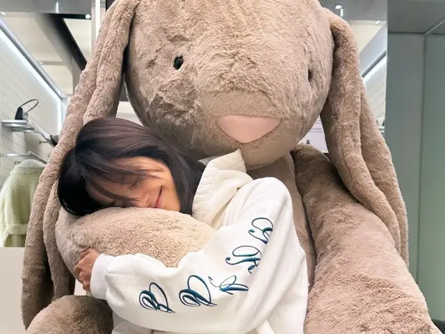 「BLACKPINK」リサ、大きなぬいぐるみの前でかわいいパジャマ姿披露