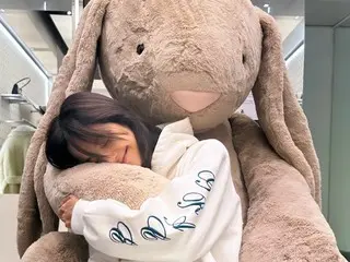 「BLACKPINK」リサ、大きなぬいぐるみの前でかわいいパジャマ姿披露
