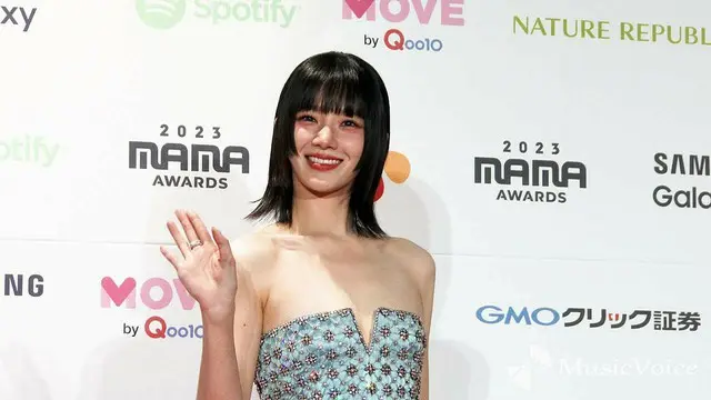 ドラマ「セレブリティ」主演のパク・ギュヨン、大胆胸元さわやかなドレス姿で登場