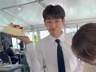 「SHINee」ミンホ、メンバーやスタッフからの誕生日お祝いサプライズにかわいい笑顔（動画あり）