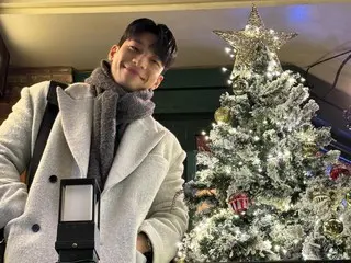 俳優ウィ・ハジュン、クリスマスツリーの横で優しい笑顔