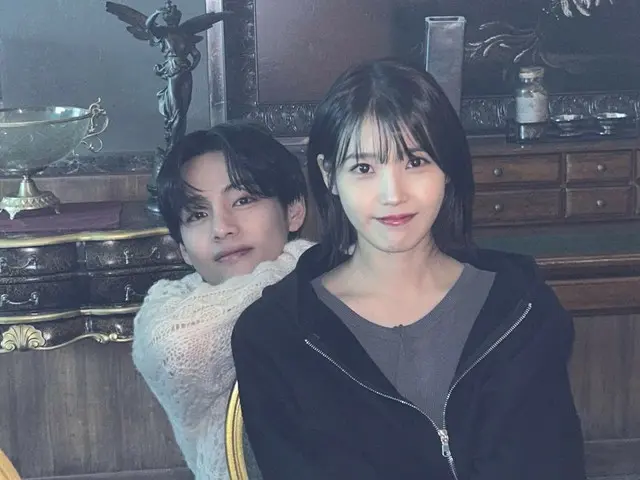 IU、新曲MVのビハインドカットを公開…「BTS（防弾少年団）」Vと格別なケミ