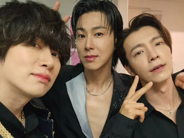 「SUPER JUNIOR」ヒチョル、「東方神起」ユンホ＆ドンへと「SMTOWN LIVE」を終えてポーズ…“Show Me Your Love”