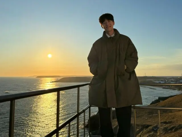 俳優チェ・ジョンヒョプ、ドラマ「Eye Love You」第6話のオフショット公開…夕陽をバックに