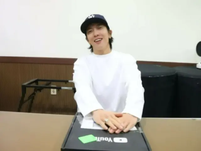 「CNBLUE」ジョン・ヨンファ、YouTubeの銀の盾開封…ファンと喜びを分かち合う（動画あり）