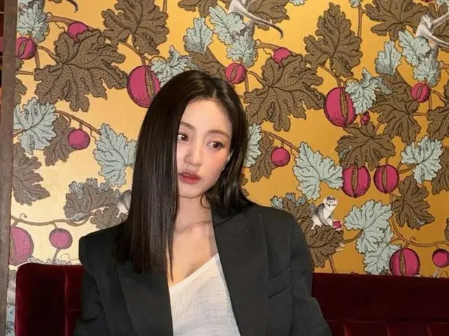 「TWICE」ジヒョ、女性美あふれる高級ファッション…隠しきれない抜群のスタイル