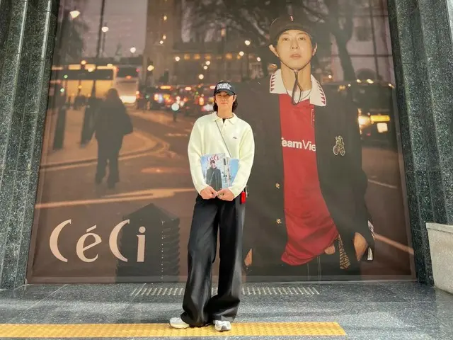 「東方神起」ユンホ、自身の写真集を持って自身の看板と一緒にパチリ！