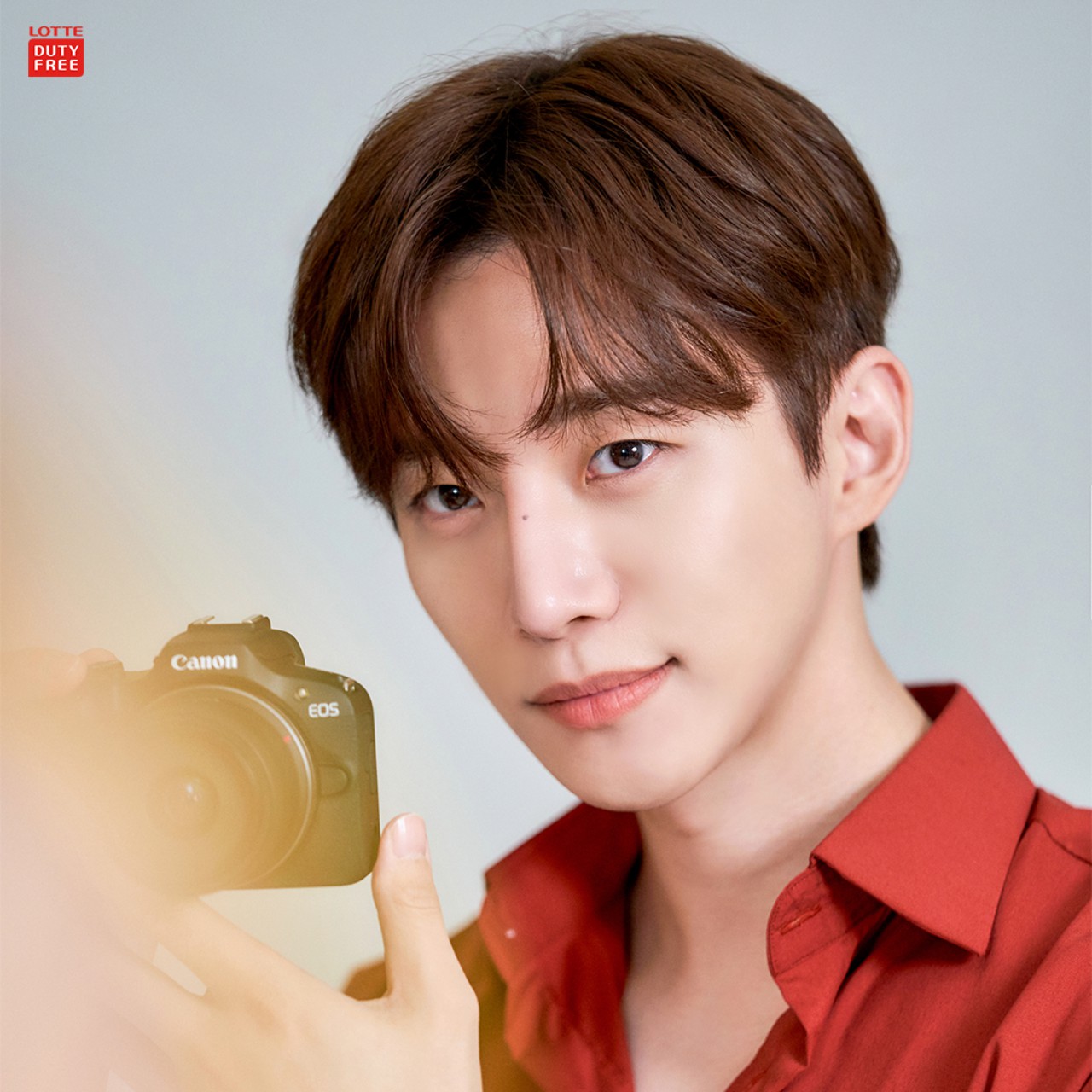 ロッテ免税店の顔”「2PM」ジュノ、広告撮影現場ビハインドカット