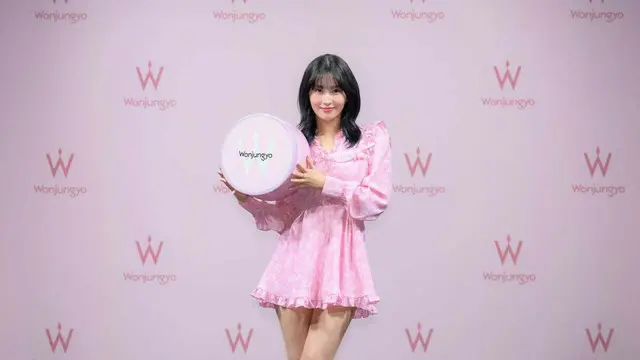 TWICEモモ、超ミニワンピで美脚「春っぽくキメてみました」