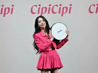 TWICEチェヨン、プリーツの超ミニスカで美脚　引き締まった美ウエストも