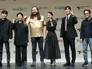 【フォト】女優チョン・ドヨン＆俳優パク・ヘスなど、演劇「桜の園」の輝く顔たち…力強いファイトポーズ！