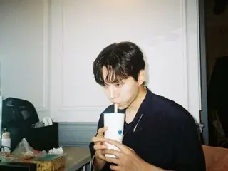 「2PM」ジュノ、飲み物を飲む姿もキュート…暗闇の中での特別なオーラ