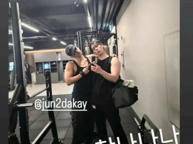 「2PM」Jun. K、チャンソンと愉快なツーショット…「もっと曲げて！」