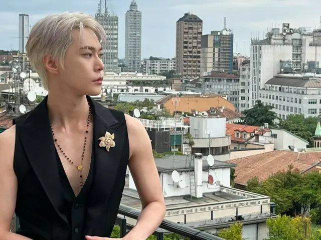「NCT」ドヨン、ミラノファッションウィークに参加…魅惑的な銀髪で非現実的なビジュアル