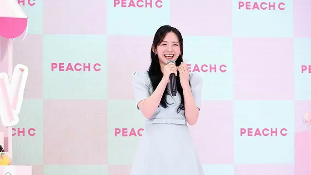 Kep1erマシロ、うるつや唇と美しさに司会者べた褒め　普段はすっぴんも