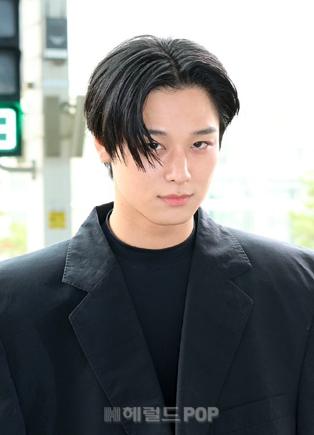 フォト】「THE BOYZ」ジュヨン、オールブラックのオーバー