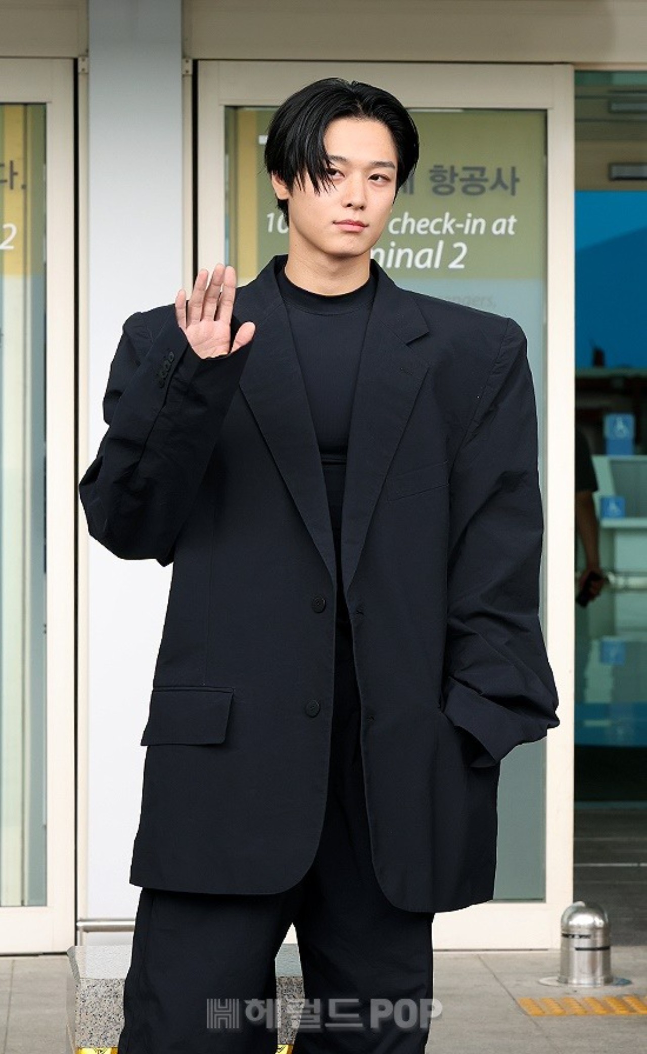 フォト】「THE BOYZ」ジュヨン、オールブラックのオーバー