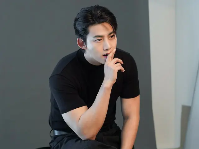 「2PM」テギョン、広告撮影現場のビハインドカットを公開…“イケメンじゃないの～”