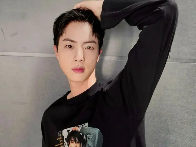 「BTS（防弾少年団）」JIN、JUNG KOOKのTシャツを着て同じポーズでパシャッ
