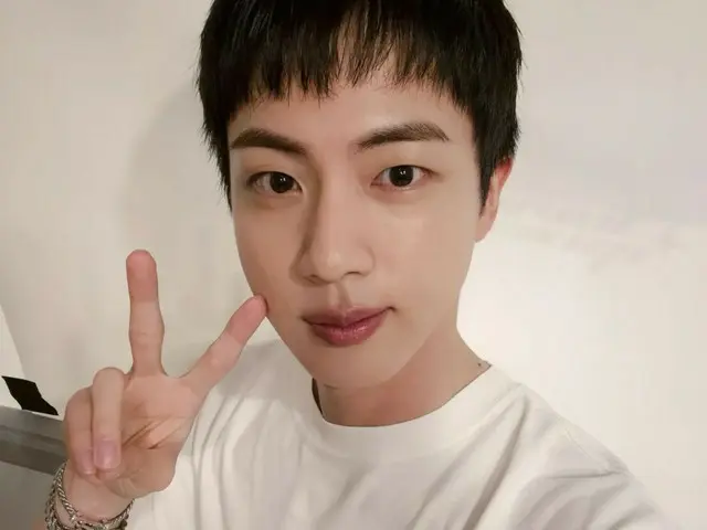 「BTS（防弾少年団）」JIN、除隊から1カ月経たず少し伸びた髪がかわいいピース