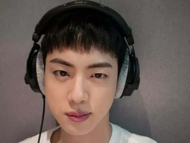 「BTS」JIN、Tシャツだけ着てもまぶしいビジュアル…軍人らしさが残るスポーツカットがキュート