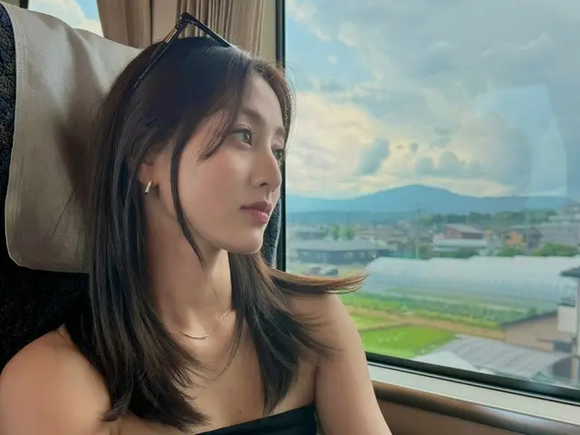 「TWICE」ジヒョ、ブラックチューブトップでトレンディーなサマーファッション