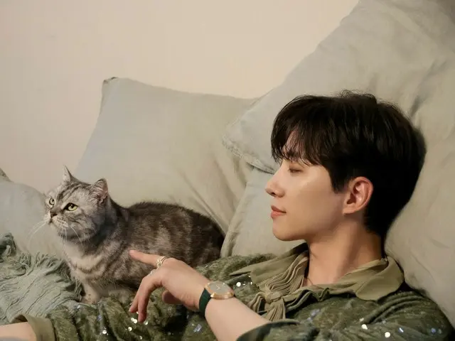 「2PM」ジュノ、猫とたわむれる優しい横顔