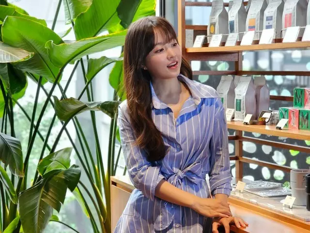 女優パク・ボヨン、コーヒーのCMのビハインドカットを公開